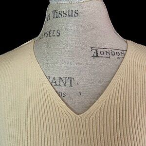 Van Heusen Fitted V-Neck Sweater: Size M